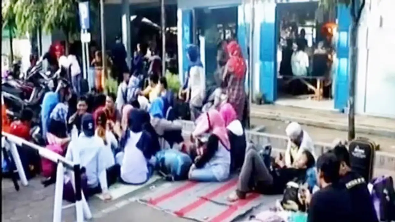 VIDEO: Tiket Habis, Ratusan Wisatawan ke Karimunjawa Telantar 