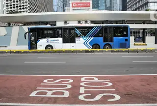 Bus Transjakarta saat pemberhentian di Halte Gelora Bung Karno, Senayan, Jakarta Pusat, Senin (12/9/2022). Mulai hari ini jam operasional reguler Transjakarta dimulai pukul 05.00-22.00 WIB. Kemudian dilanjutkan dengan layanan angkutan malam hari (Amari) mulai pukul 22.00- 05.00 WIB. (merdeka.com/Iqbal S. Nugroho)