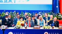 Presiden Joko Widodo atau Jokowi secara resmi menerima menerima estafet kepemimpinan KTT ASEAN 2023 dari Kamboja. (Biro Pers, Media, dan Informasi Sekretariat Presiden)