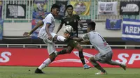 Gelandang Arema FC, Jayus Hariono, berusaha mencetak gol ke gawang Tira Persikabo pada laga Shopee Liga 1 di Stadion Pakansari, Bogor, Kamis (24/10). Arema tahan  imbang 1-1 Tira Persikabo. (Bola.com/Yoppy Renato)