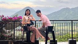 Liburan bareng bersama buah hati untuk pertama kali, Yasmine Ow dan Aditya Zoni memilih untuk staycation bareng di Bogor. Tidak jauh dari Jakarta, liburan ke Bogor memang menjadi salah satu alternatif cepat untuk jalani rekreasi bersama keluarga. (Liputan6.com/IG/@real_aditya1)