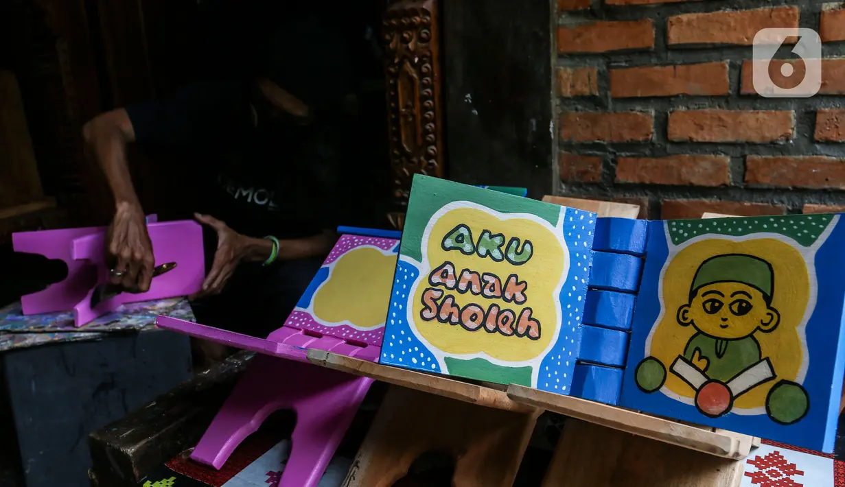Perajin menyelesaikan pembuatan rekal/lekar untuk meletakkan Al-Quran di Gallery Cemolex, Depok, Jawa Barat, Kamis (22/4/2021). Saat bulan Ramadhan permintaan rekal/lekar meningkat dari 50 sampai 200 buah yang dijual dari harga 50 ribu sampai 100 ribu. (Liputan6.com/Johan Tallo)