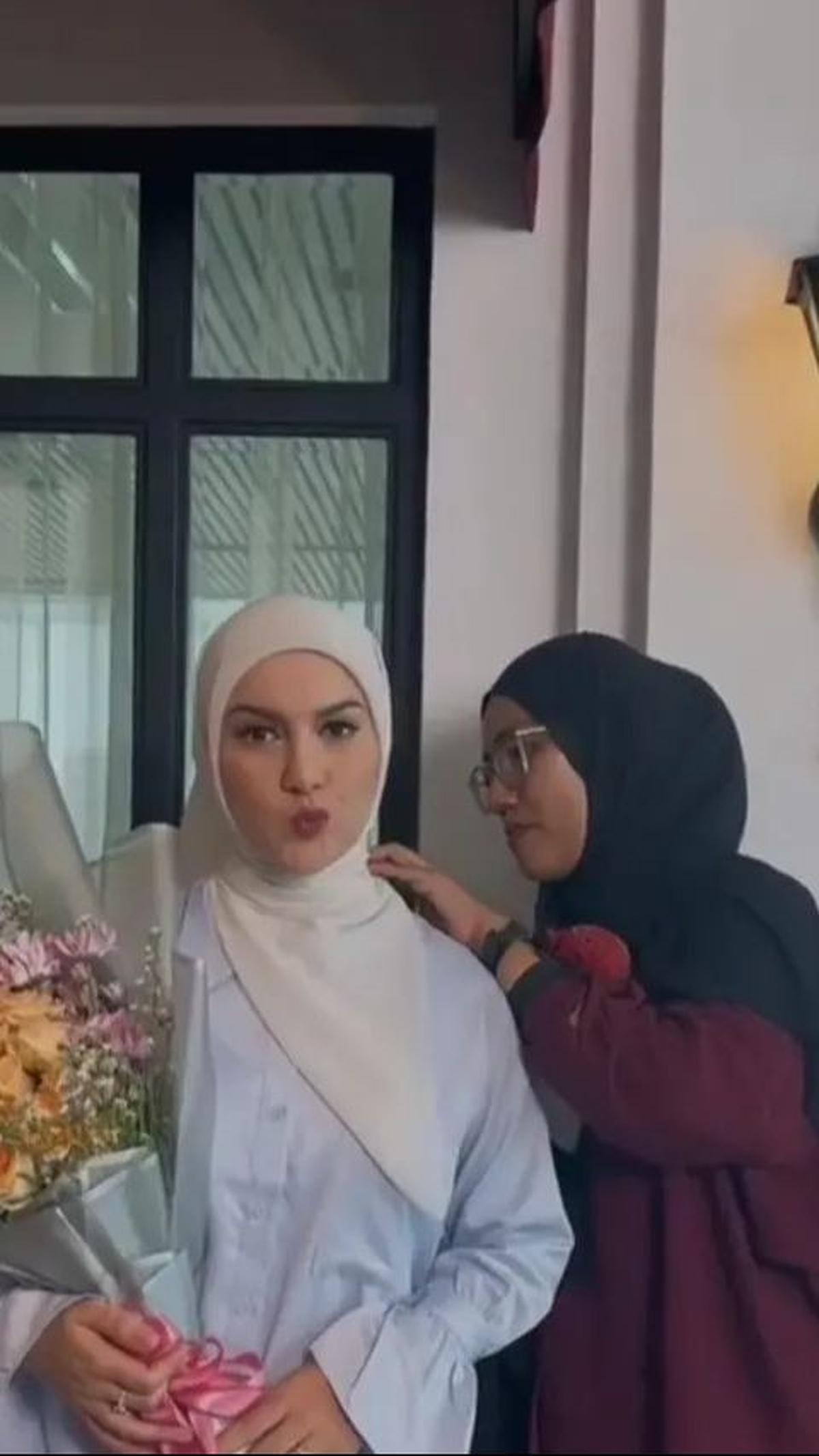 Lewat Instastory, Irish Bella berniat melupakan setiap masalah dengan mendekat ke Sang Pencipta dan Kitab Suci.