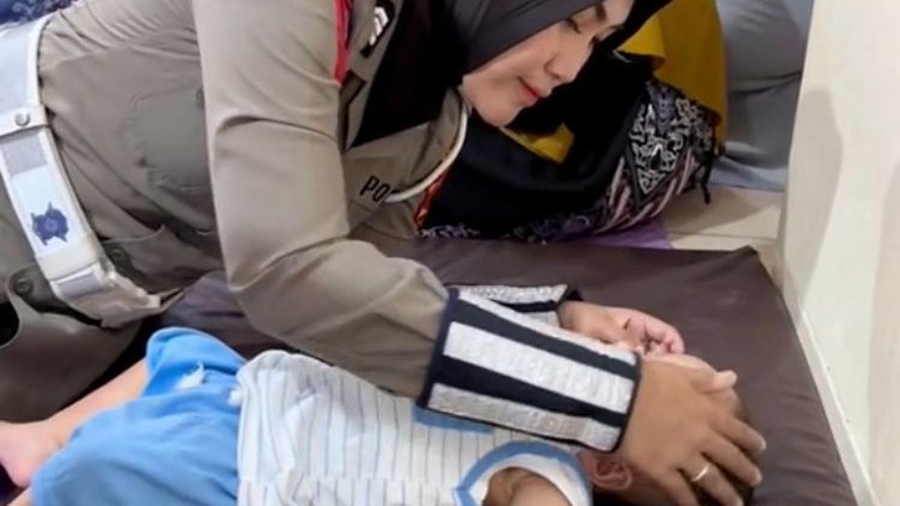 Viral momen polwan kunjungi panti asuhan balita di Semarang, penuh haru.