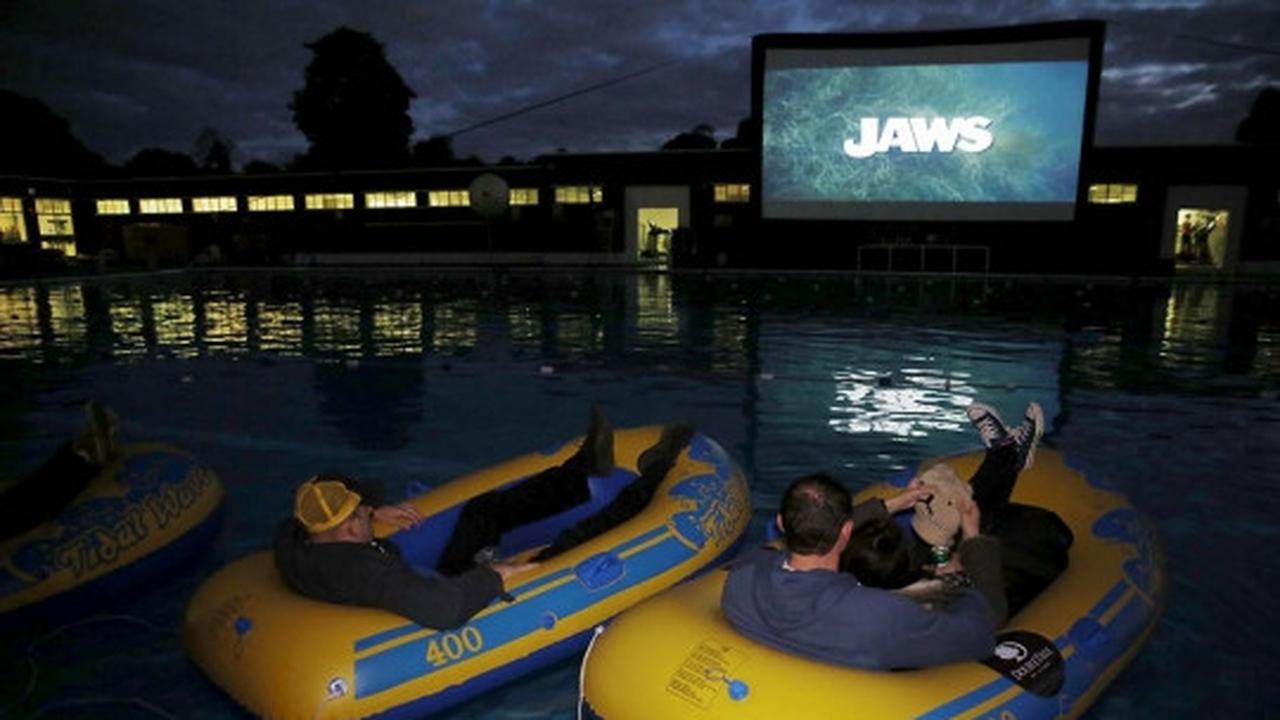 Sensasi unik nonton bioskop di kolam renang