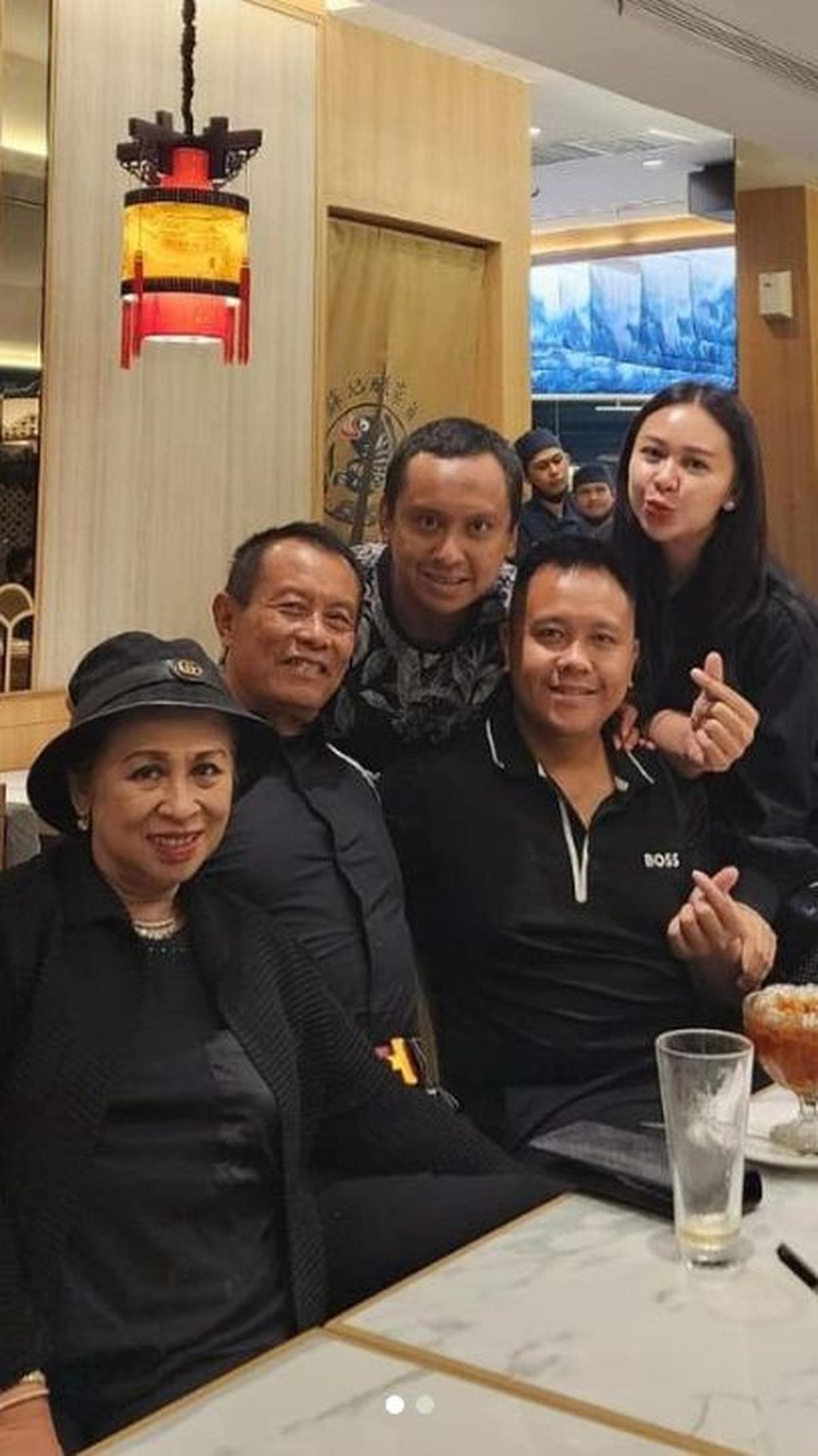 Dua perwira polisi ini tampak berpose saranghae bersama sang ayah.<br>