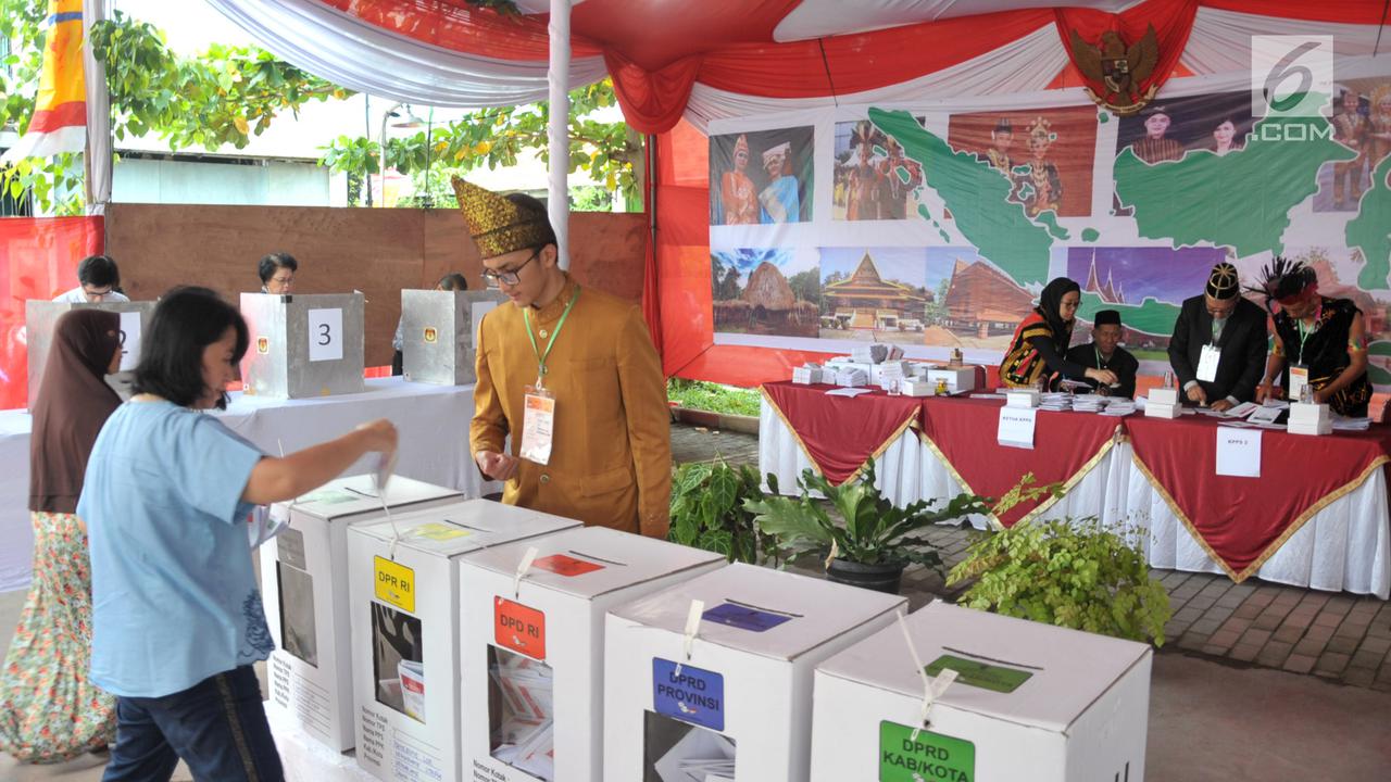 Petugas KPPS di Semarang Kenakan Pakaian Adat Nusantara