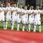 Para pemain starting XI Timnas Indonesia berbaris menyanyikan lagu kebangsaan Indonesia Raya sebelum dimulainya laga kedua Grup D Piala Asia 2023 menghadapi Vietnam di Abdullah Bin Khalifa Stadium, Doha, Qatar, Jumat (19/1/2024). (AP Photo/Hussein Sayed)