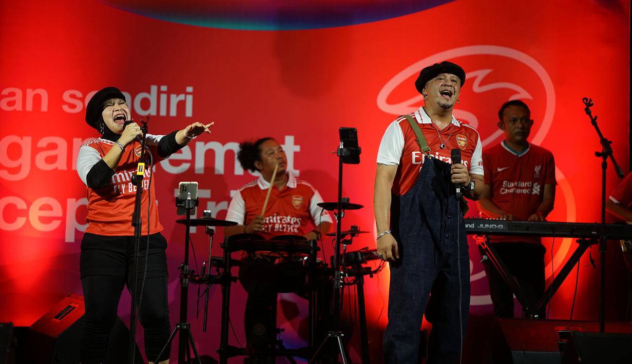 Sajian live music dari band setempat turut menghibur para peserta nonton bareng Liga Inggris bertajuk Roaring Night yang dipersembahkan oleh jaringan hemat dan cepat Tri di Kafe Stay With Me, Pangkalpinang, Sabtu (11/11/2023). (Istimewa)
