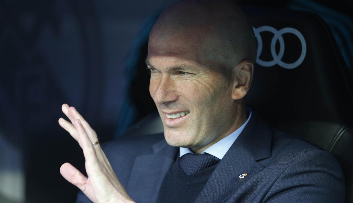 1. Zinedine Zidane – Mantan pemain Juventus ini merupakan seorang maestro sepakbola. Sejumlah gelar telah diraihnya. Saat berstatus pelatih, Ia juga telah membawa Los Blancos menjuarai Liga Champions selama tiga musim beruntun. (AP/Paul White)