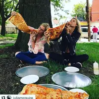 Satu slice pizza dengan ukuran yang luar biasa, bikin kamu kenyang seharian. (Foto: Instagram/@pizzabarnyonkers)