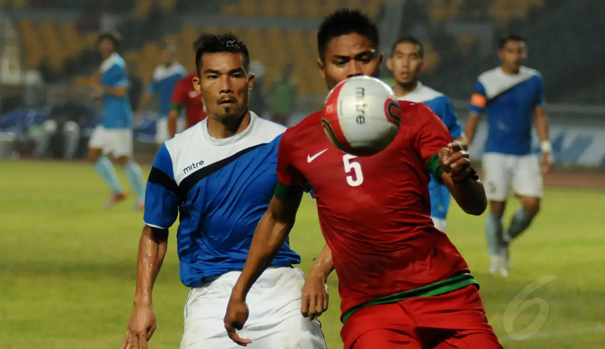 Fachrudin Wahyudi Aryanto (Indonesia-kanan) berebut penguasaan bola dari pemain AFF All Star, Truong Dinh Luat, di laga persahabatan di Stadion GBK Jakarta, (11/5/2014). (Liputan6.com/Helmi Fithriansyah)