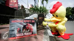 Pemerhati satwa dari Animal Friends Jogja (AFJ) menuntut agar sistem kandang baterai dihentikan untuk mengurangi penderitaan ayam petelur, Yogya, Minggu (2/10). (Liputan6.com/Boy Harjanto)