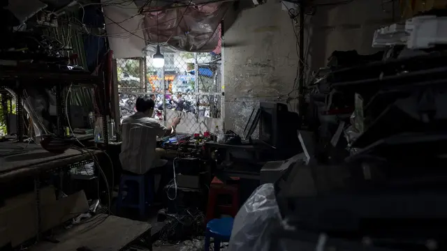 Seorang teknisi mengerjakan perangkat audio di bengkelnya di Kota Ho Chi Minh, Vietnam, Minggu, 28 Januari 2024. (AP Photo/Jae C. Hong)