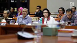 Ketua KPK, Agus Rahardjo (kedua kiri), Wakil Ketua KPK Basaria Panjaitan (kedua kanan) dan Alexander Marwata (kiri) mengikuti rapat dengar pendapat dengan Komisi III DPR di Kompleks Parlemen, Senayan, Jakarta, Senin (12/2). (Liputan6.com/Johan Tallo)