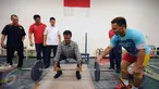 Menpora Imam Nahrawi (keempat kiri) bersiap melakukan angkatan saat meninjau kesiapan akhir atlet angkat besi di PB PABBSI, Jakarta, Selasa (21/6). Tujuh atlet angkat besi akan berlaga di Olimpiade Rio 2016. (Liputan6.com/Helmi Fithriansyah)