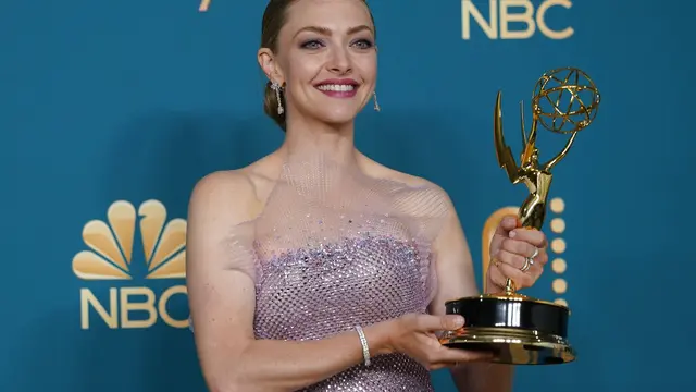Amanda Seyfried di Emmy Awards 2022. (AP Photo/Jae C. Hong)
