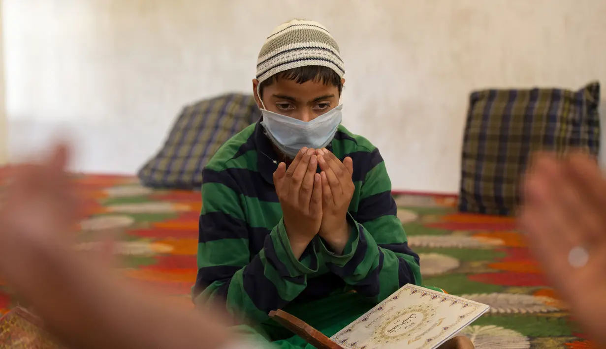 Seorang anak berdoa setelah belajar Al-Quran selama bulan suci Ramadan di Jammu Kashmir Al Fallah Yateem Trust, Srinagar, India, Kamis (7/5/2020). Para ulama dan otoritas agama setempat mendesak warga untuk beribadah di rumah untuk mencegah penyebaran virus corona COVID-19. (AP Photo/Dar Yasin)