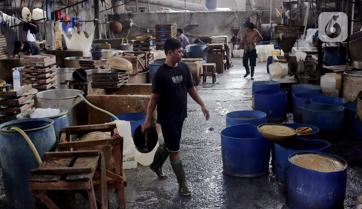 Menteri Koordinator Bidang Perekonomian, Airlangga Hartarto, menjelaskan bahwa sebanyak 60% dari total penyaluran tersebut diserap oleh sektor produksi, dengan 1.007.101 debitur baru terdaftar. (Liputan6.com/Angga Yuniar)