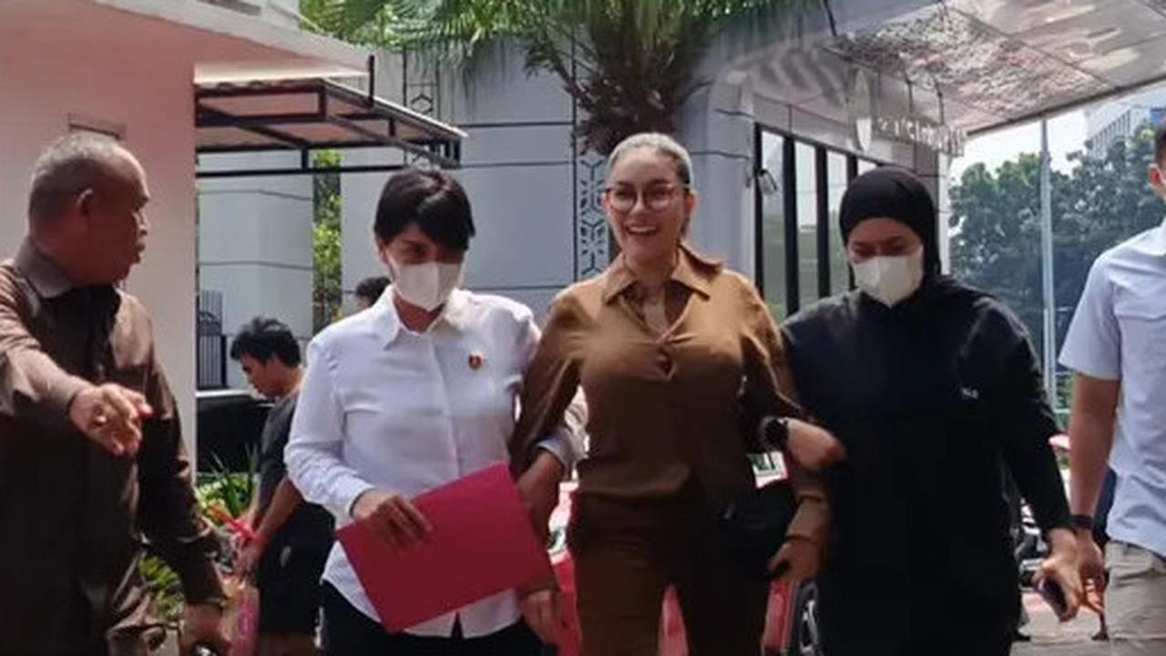 Penampilan Nikita Mirzani Saat Dilimpahkan ke Kejari Jakarta Selatan