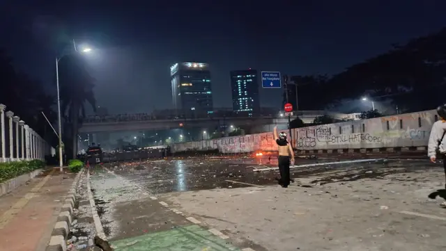 Ricuh Depan DPR, Polisi Halau Massa Pakai Gas Air Mata dan Sejumlah Orang Ditangkap