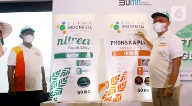 Direktur Utama PT Pupuk Indonesia Bakir Pasaman dan Komisaris Utama Darmin Nasution pada Soft Launcing Single Branding Nitrea dan NPK Phonska Plus di Jakarta (27/12/2021). Kedua brand diluncurkan dalam rangka memudahkan akses pelanggan terhadap produk retail Pupuk Indonesia.(Liputan6.com/HO/Rizki)