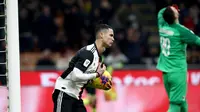 Cristiano Ronaldo selebrasi setelah membobol gawang AC Milan pada leg pertama Coppa Italia di San Siro, Jumat (14/2/2020). (AFP/Isabela Bonotto)