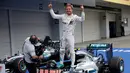 Nico Rosberg seusai kemenangannya dalam balapan seri ke-17 Formula One (F1) GP Jepang, Minggu (9/10). F1 2016 sendiri masih menyisakan empat seri yang akan digelar, tepatnya GP Amerika Serikat, Meksiko, Brasil dan Uni Emirat Arab. (REUTERS/Toru Hanai)