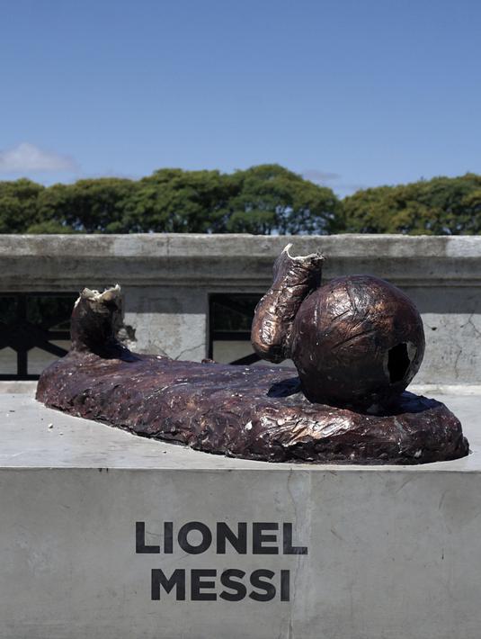 Sisa patung Lionel Messi yang berada di Buenos Aires, Argentina, (4/12/2017). Patung tersebut dirusak orang tak dikenal. (AFP/Eitan Abrahamovich)