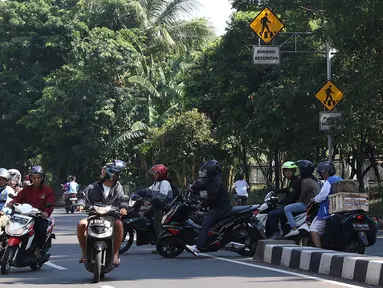 Sejumlah pengendara sepeda motor memutar balik dan melawan arus di kawasan Jagakarsa, Jakarta, Minggu (6/1). Jauhnya akses putar balik menyebabkan para pemotor nekat melawan arah, meskipun berbahaya bagi keselamatan. (Liputan6.com/Immanuel Antonius)