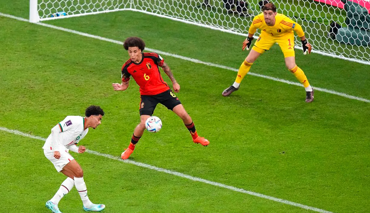 Pemain Maroko Zakaria Aboukhlal mencetak gol ke gawang Belgia pada pertandingan sepak bola Grup F Piala Dunia 2022 di Stadion Al Thumama, Doha, Qatar, 27 November 2022. Maroko mengalahkan Belgia dengan skor 2-0. (AP Photo/Pavel Golovkin)