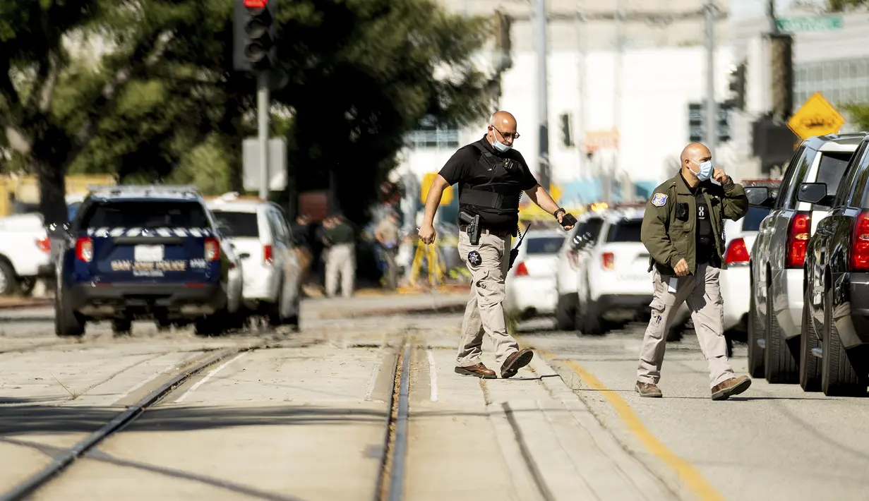 Petugas berada di lokasi penembakan di San Jose, California (26/5/2021). Pelaku penembakan meninggal di lokasi kejadian. Namun, tidak diketahui apakah pelaku bunuh diri atau tewas dalam baku tembak dengan aparat kepolisian. (AP Photo/Noah Berger)