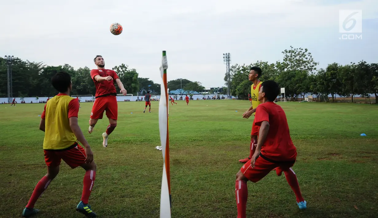 Pemain asing Persija asal Kroasia, Marko Simic (kedua kiri) saat latihan di Lapangan Sutasoma, Halim Perdanakusuma, Jakarta, Jumat (29/12). Marko Simic bergabung dengan Persija Jakarta untuk dua musim ke depan. (Liputan6.com/Helmi Fithriansyah)