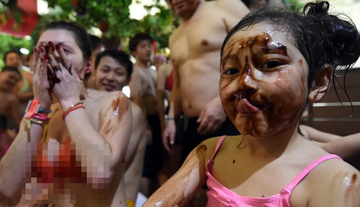 Tampak seorang bocah sedang meniikmati Spa Coklat bersama keluarganya.Spa cokelat ini diadakan untuk memperingati Hari valentine, Tokyo, Jepang. Foto diambil pada Minggu (8/2/2015). (AFP Photo/Thosifumi Kitamura)