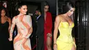 Kylie Jenner pamer tubuhnya dengan dress ketat. Sementara Kim Kardashian dengan gaun seksi berwarna kuning. (HollywoodLife)