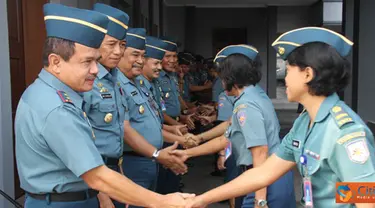 Citizen6, Jakarta: Pangkolinlamil Laksda TNI S.M. Darojatim, halal bihalal dengan segenap prajurit dan PNS Kolinlamil, di koridor Gedung Laut Nusantara Tanjung Priok, Jakarta,umat (24/8). (Pengirim: Kadispen Kolinlamil).