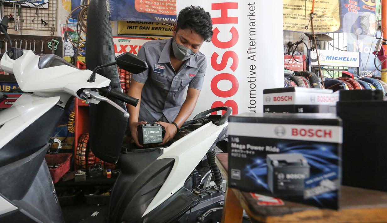<p>Mekanik memasang aki Bosch di salah satu bengkel di Jakarta, Jumat (22/4/2022). Bosch menggagas Kampanye Silaturahmi Aman dan Nyaman dengan membagikan lebih dari 300 aki kepada para pemilik sepeda motor di Jabodetabek selama periode 23-28 April dengan mengunjungi akun Instragram Bosch Automotive Aftermarket @boschautomotiveid.(Liputan6.com/Fery Pradolo)</p>