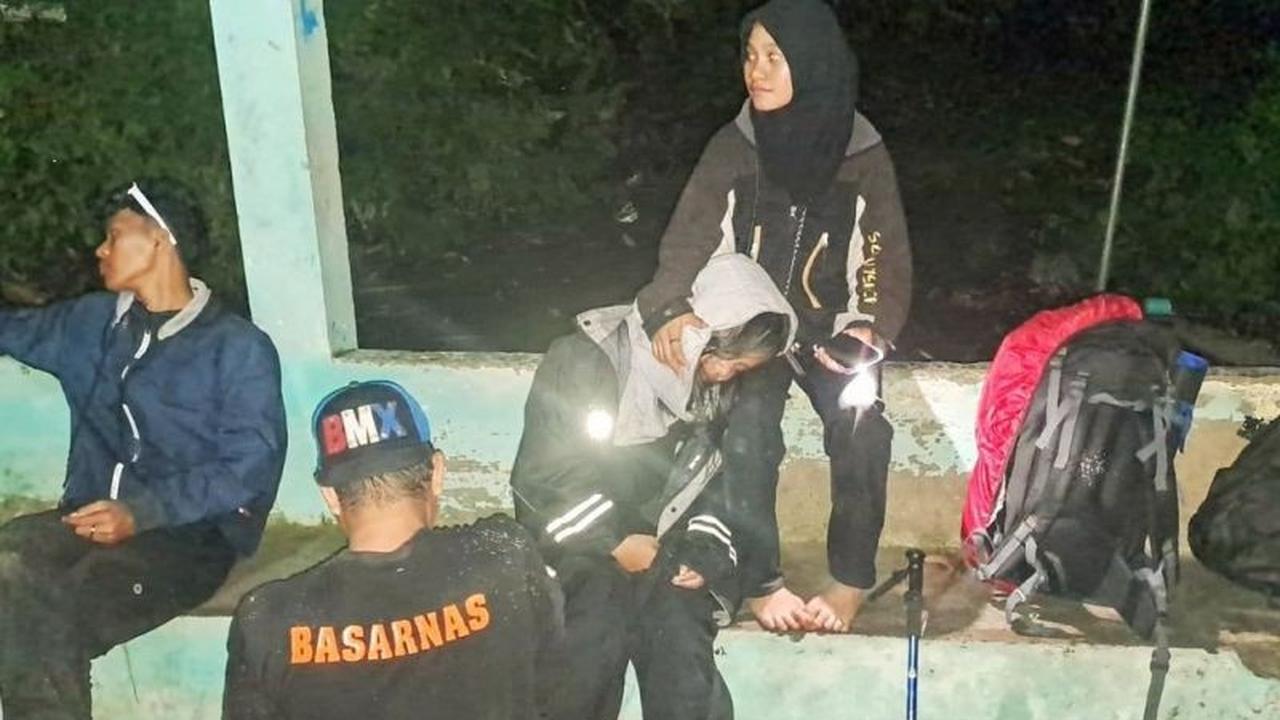 Tim SAR Gabungan Berhasil Evakuasi Warga Terkilir dari Puncak Gunung Api Banda