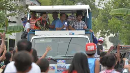 Sejumlah warga antusias melihat Manny Pacquiao berkampanye di kota Calamba, Provinsi Laguna, selatan Manila (28/4). Manny Pacquiao akan ikut  pemilihan menjadi senat Filipina. (AFP PHOTO/TED aljibe)