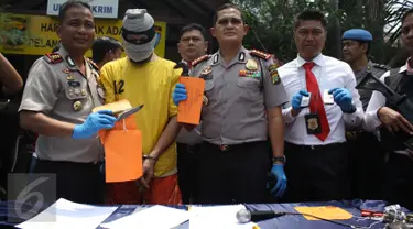 Polsek Metro Penjaringan merilis kasus perdagangan manusia yang di pekerjakan sebagai PSK di lokalisasi liar Kalijodo, Jakarta, Senin (24/8/2015). Polisi membekuk KMD ( 70) yang akan menjual dua abg kepada pria hidung belang. (Liputan6.com/Gempur M Surya)