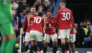 Bruno Fernandes merayakan gol Matheus Cunha di laga Chelsea vs Manchester United di pekan ke-33 Liga Inggris 2025/2026 di Stamford Bridge, Minggu (19/04/2026) dini hari WIB. (AP Photo/Kirsty Wigglesworth)