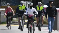 Polisi berpatroli dengan sepeda di sepanjang St Kilda Esplanade di Melbourne (26/10/2020). Pejabat kesehatan Australia melaporkan tidak ada kasus virus corona baru atau kematian di negara bagian Victoria. (AFP Photo/William West)