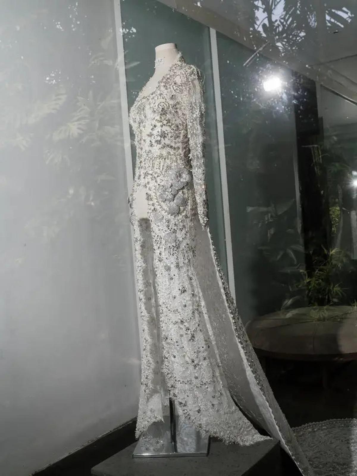 6 Potret Detail Kebaya Akad Nikah Jennifer Coppen, Perpaduan Adat Jawa dan Sentuhan Modern