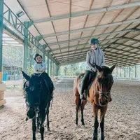 Gaya Ukkasya anak Zaskia Sungkar dan Irwansyah  berhasil membuat gemas warganet. Bahkan, gayanya saat naik kuda membuat Shireen Sungkar tidak kuat melihatnya. Inilah potretnya Ukkasya naik kuda. [Instagram/zaskiasungkar15]