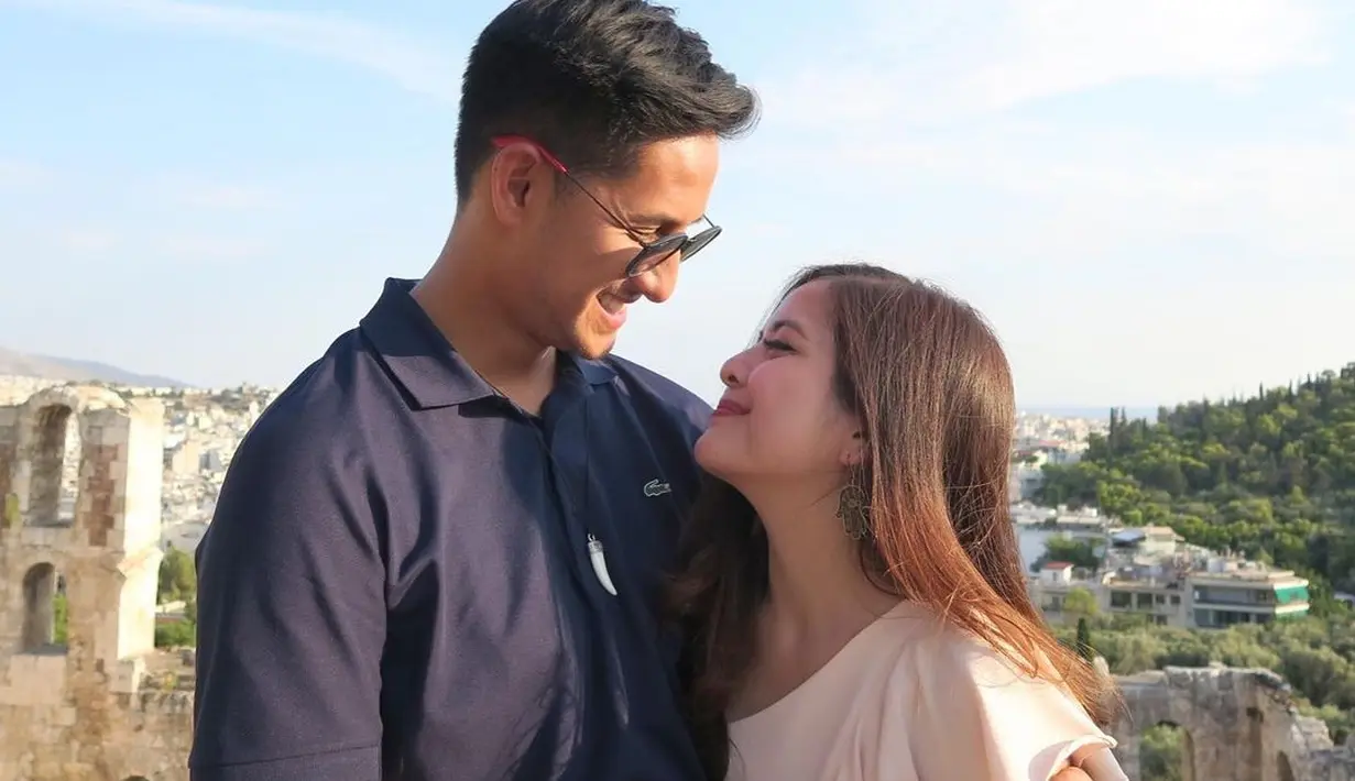 "Suamiku @randibachtiar sedang berjuang melawan kanker (Limfoma Hodgkin stadium 2). Dia telah menjalani operasi, kemoterapi, dan sekarang menjalani radioterapi," kata Tasya Kamila di Instagram, Jumat (8/5/2021). (Instagram/tasyakamila)