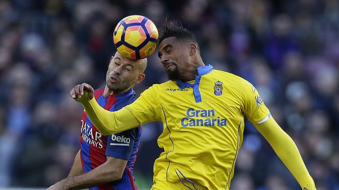 Duel pemain FC Barcelona, Javier Mascherano (kiri) dan pemain Las Palmas,  Kevin- Prince Boateng pada laga La Liga di Camp Nou, Barcelona (14/1/2017). Barcelona menang 5-0. (AP/Manu Fernandez)