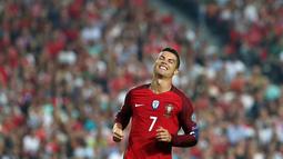 Pemain Portugal, Cristiano Ronaldo berekasi pada laga pamungkas kualifikasi Piala Dunia 2018 zona Eropa ketika menjamu Swiss di Stadion da Luz, Selasa (10/10). Portugal akhirnya memastikan lolos ke Piala Dunia 2018 usai menang 2-0. (AP/Armando Franca)