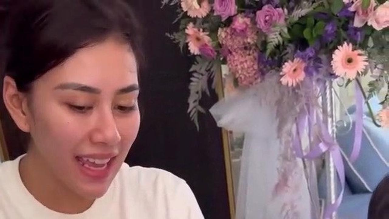 Syahnaz Menerima Kotak Hadiah