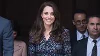 Berikut penampilan Kate Middleton yang stylish dalam balutan busana dari rumah mode Chanel saat berkunjung ke Paris, Prancis.
