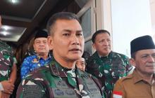 Potret Letjen TNI Kunto Arief Wibowo Terbang ke Kalbar Bareng Anak Buah, Ada Momen Salat Sambil Duduk